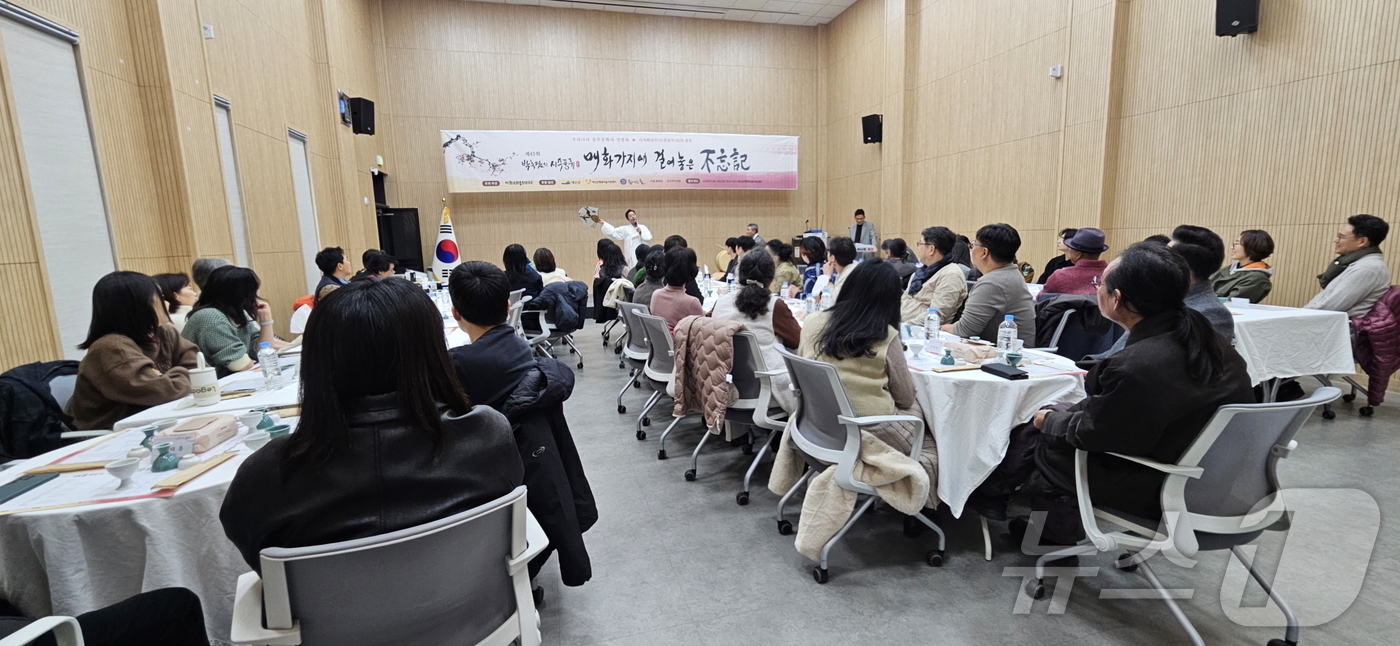 (예산=뉴스1) 이동원 기자 = 예산군은 (사)한국전통주연구소(소장 박록담)가 주최·주관한 ‘박록담의 시주풍류(詩酒風流)’ 행사가 예산해봄센터에서 성황리에 개최됐다고 14일 밝혔다 …