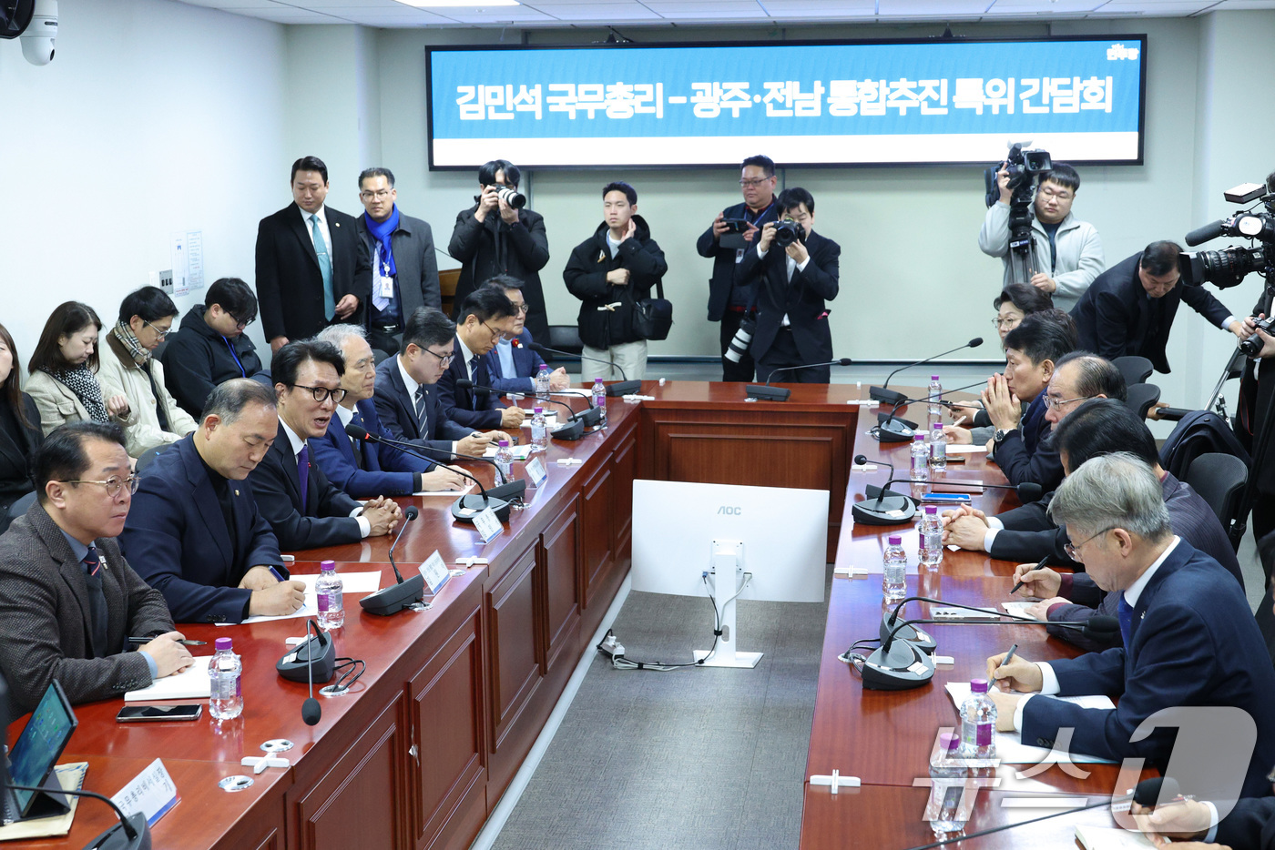 (서울=뉴스1) 신웅수 기자 = 김민석 국무총리가 14일 서울 여의도 국회 의원회관에서 열린 광주·전남 통합추진 특위 간담회에서 발언하고 있다. 2026.1.14/뉴스1