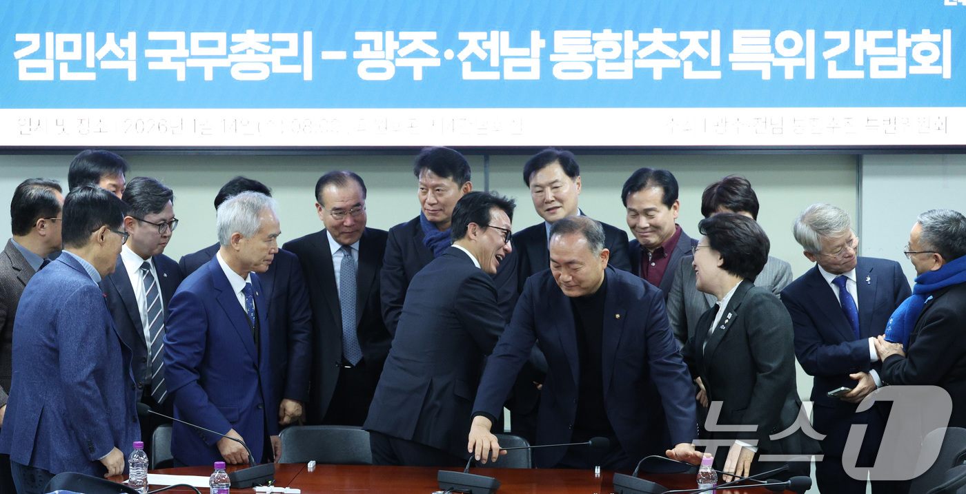 (서울=뉴스1) 신웅수 기자 = 김민석 국무총리가 14일 서울 여의도 국회 의원회관에서 열린 광주·전남 통합추진 특위 간담회에서 참석자들과 인사하고 있다. 2026.1.14/뉴스1 …