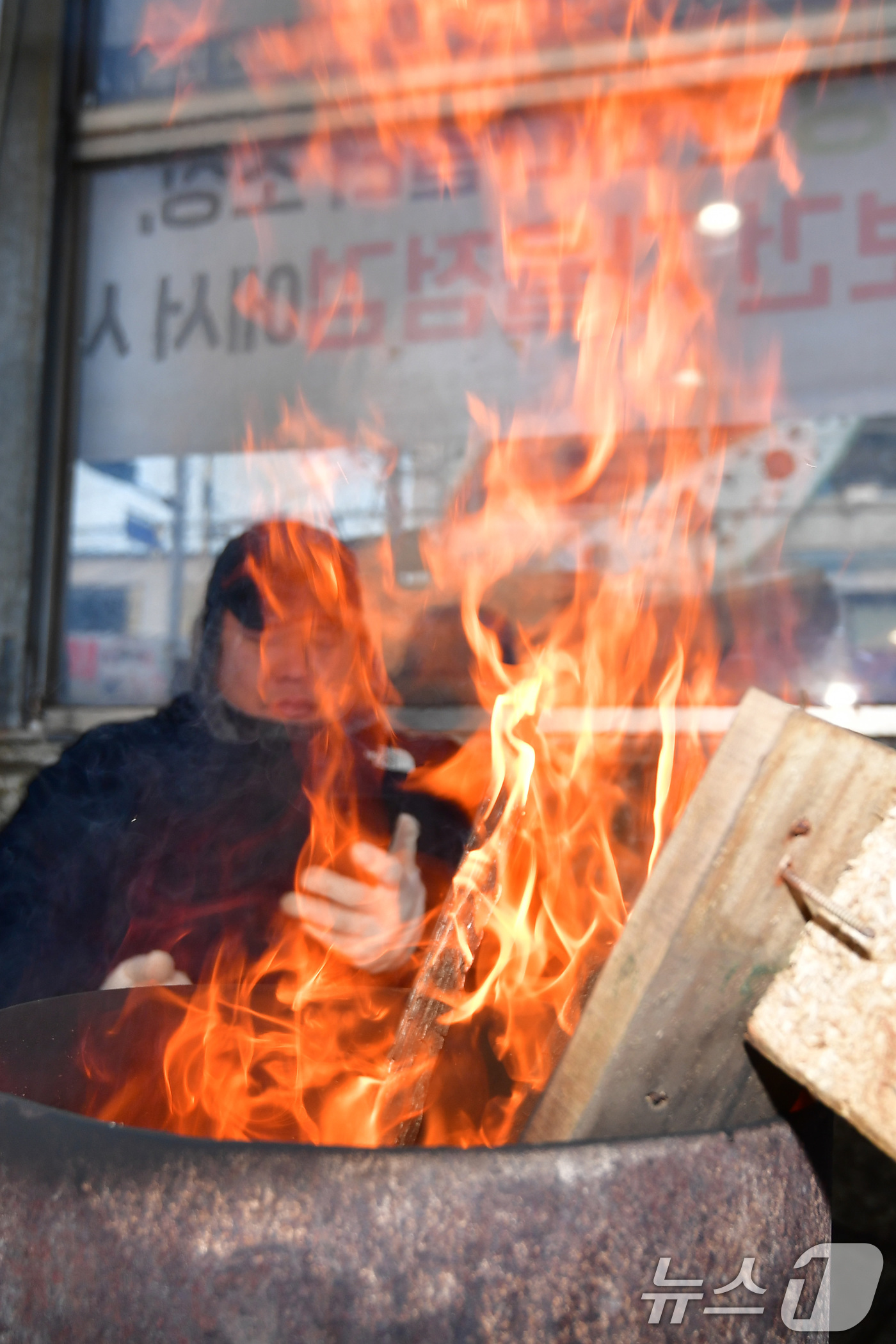 (포항=뉴스1) 최창호 기자 = 중부지역에 한파주의보가 발령된 14일 경북 포항시 북구 죽도어시장에서 상인들이 모닥불에 몸을 녹이고 있다. 2026.1.14/뉴스1