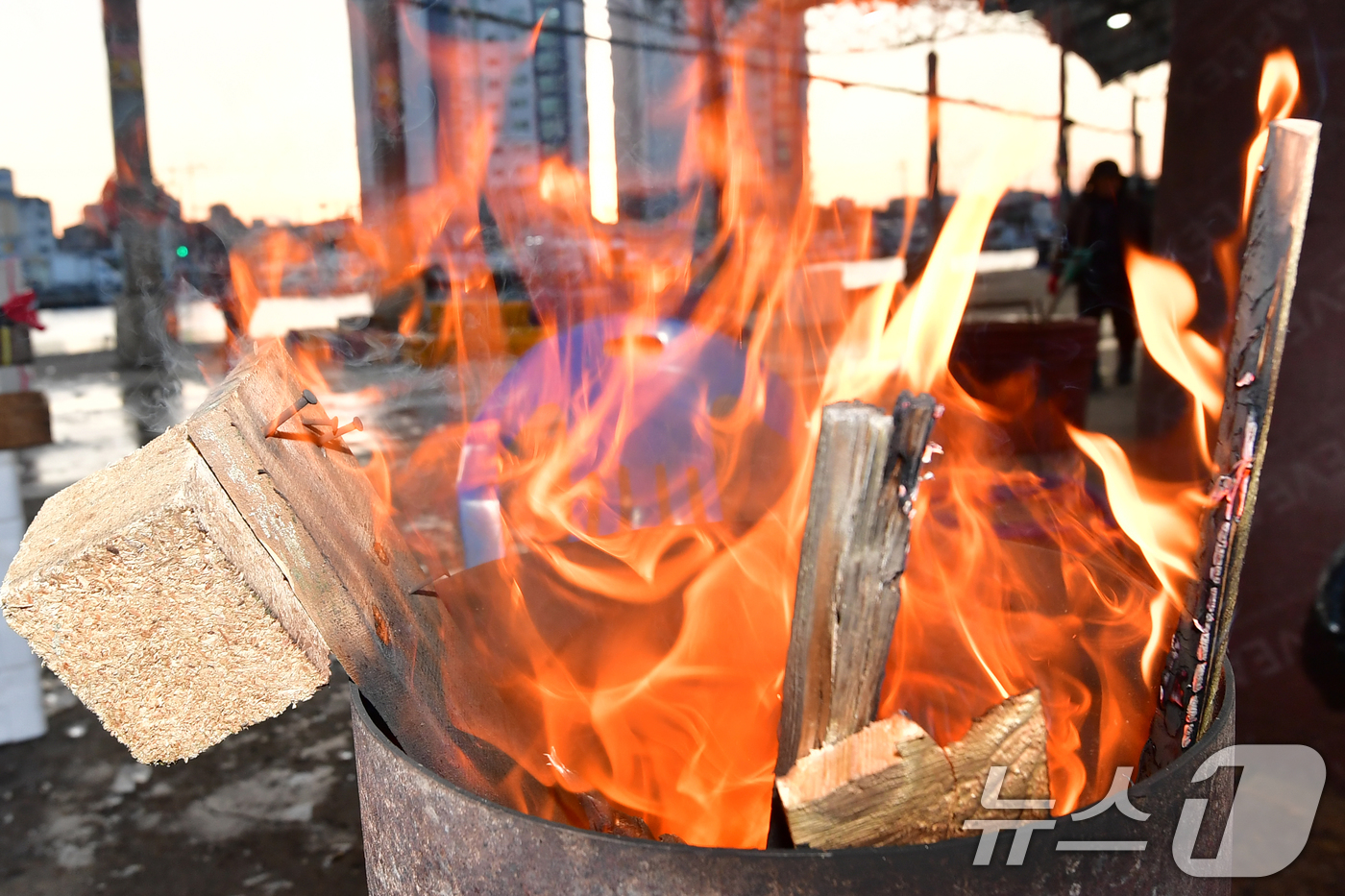 (포항=뉴스1) 최창호 기자 = 14일 경북 포항시 북구 죽도어시장에서 상인들이 모닥불에 몸을 녹이고 있다. 2026.1.14/뉴스1
