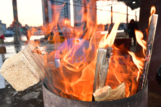 추위에 몸 녹이는 시민들