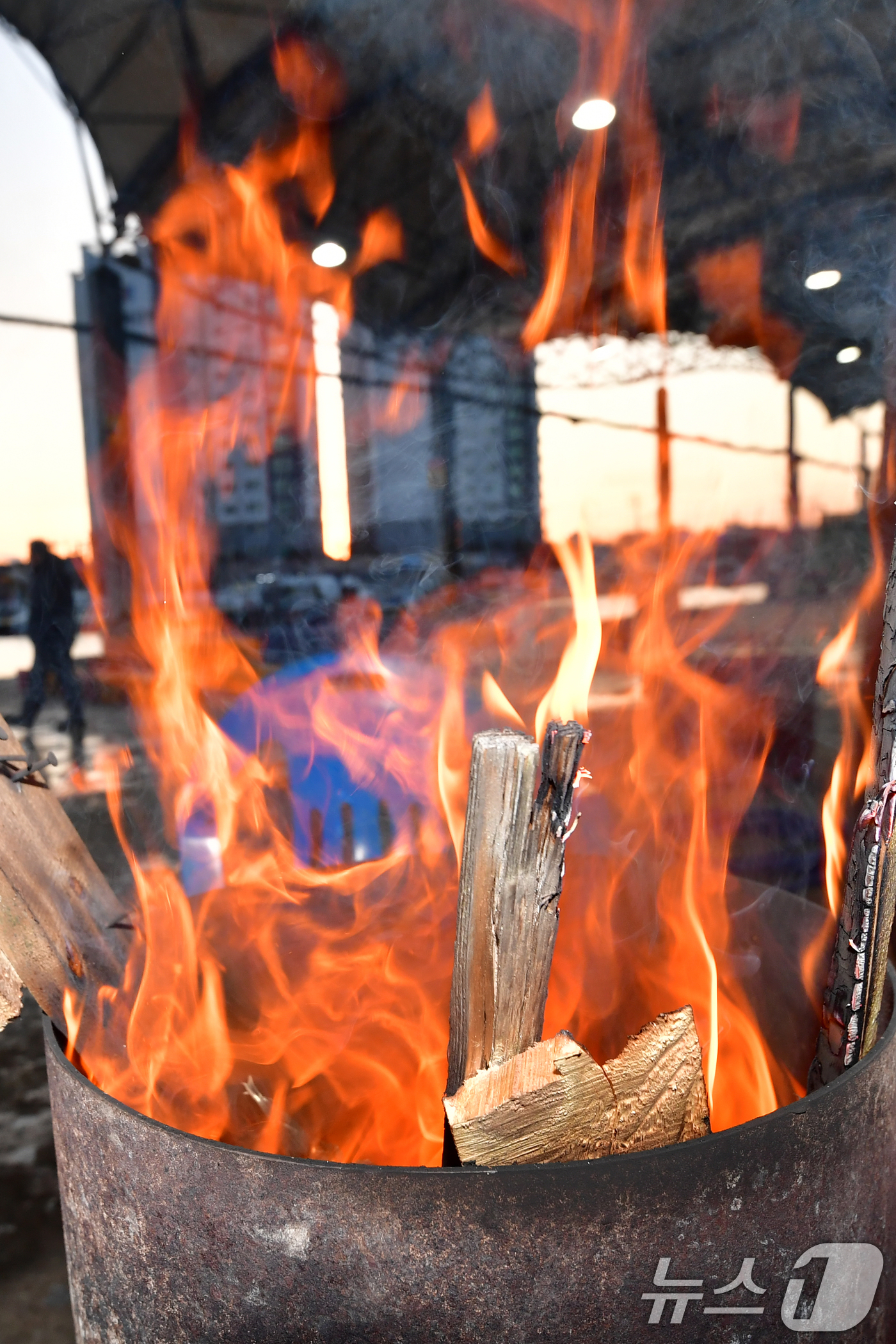 (포항=뉴스1) 최창호 기자 = 14일 경북 포항시 북구 죽도어시장에서 상인들이 모닥불에 몸을 녹이고 있다. 2026.1.14/뉴스1