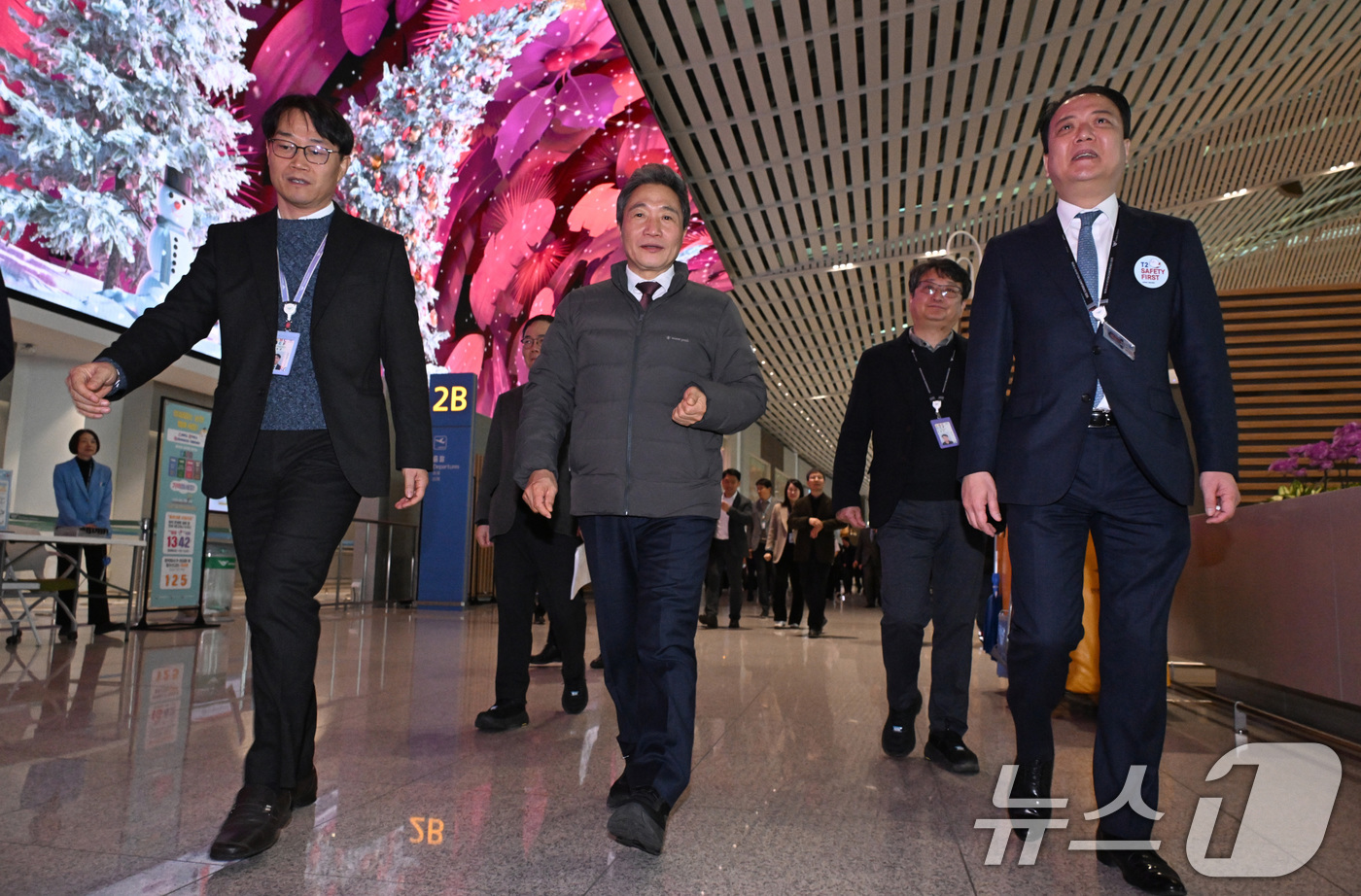 (인천공항=뉴스1) 안은나 기자 = 이학재 인천공항공사 사장과 김성무 아시아나항공 인천공항서비스 지점장이 14일 인천국제공항 2터미널에서 아시아나항공 제2여객터미널 운항 개시 관련 …
