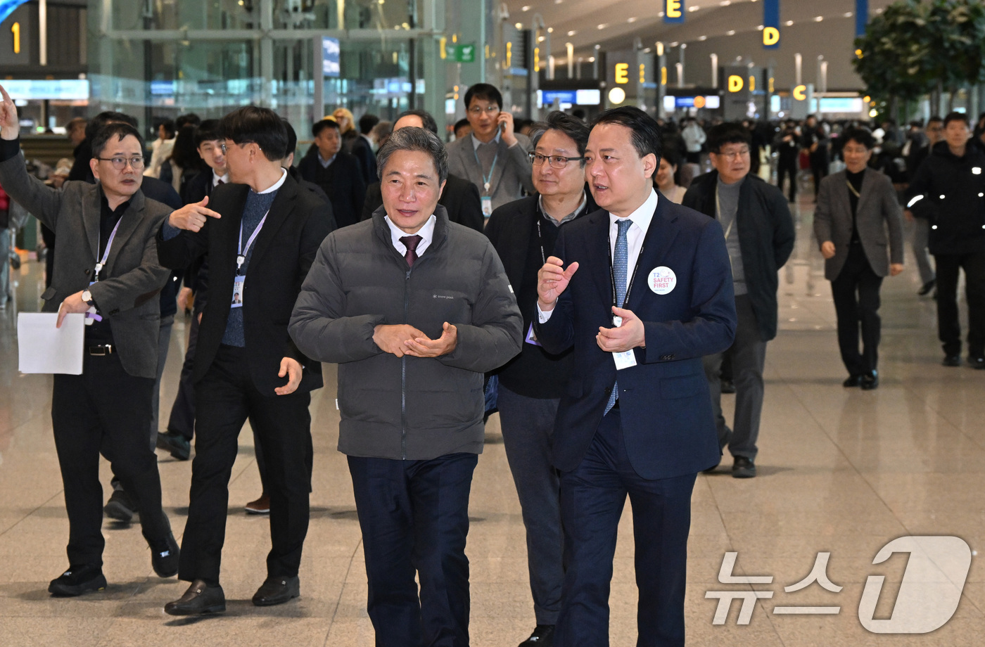 (인천공항=뉴스1) 안은나 기자 = 이학재 인천공항공사 사장과 김성무 아시아나항공 인천공항서비스 지점장이 14일 인천국제공항 2터미널에서 아시아나항공 제2여객터미널 운항 개시 관련 …