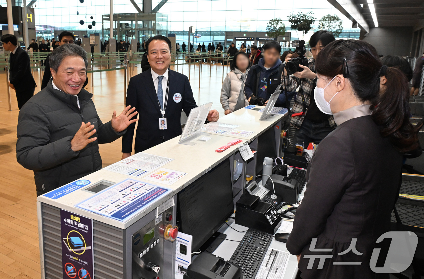 (인천공항=뉴스1) 안은나 기자 = 이학재 인천공항공사 사장과 김성무 아시아나항공 인천공항서비스 지점장이 14일 인천국제공항 2터미널에서 아시아나항공 제2여객터미널 운항 개시 관련 …
