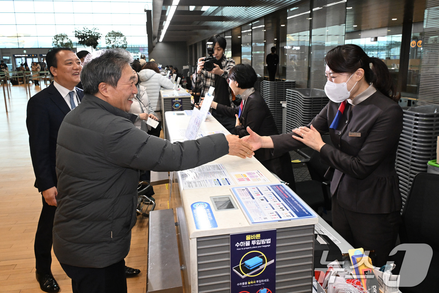 (인천공항=뉴스1) 안은나 기자 = 이학재 인천공항공사 사장과 김성무 아시아나항공 인천공항서비스 지점장이 14일 인천국제공항 2터미널에서 아시아나항공 제2여객터미널 운항 개시 관련 …