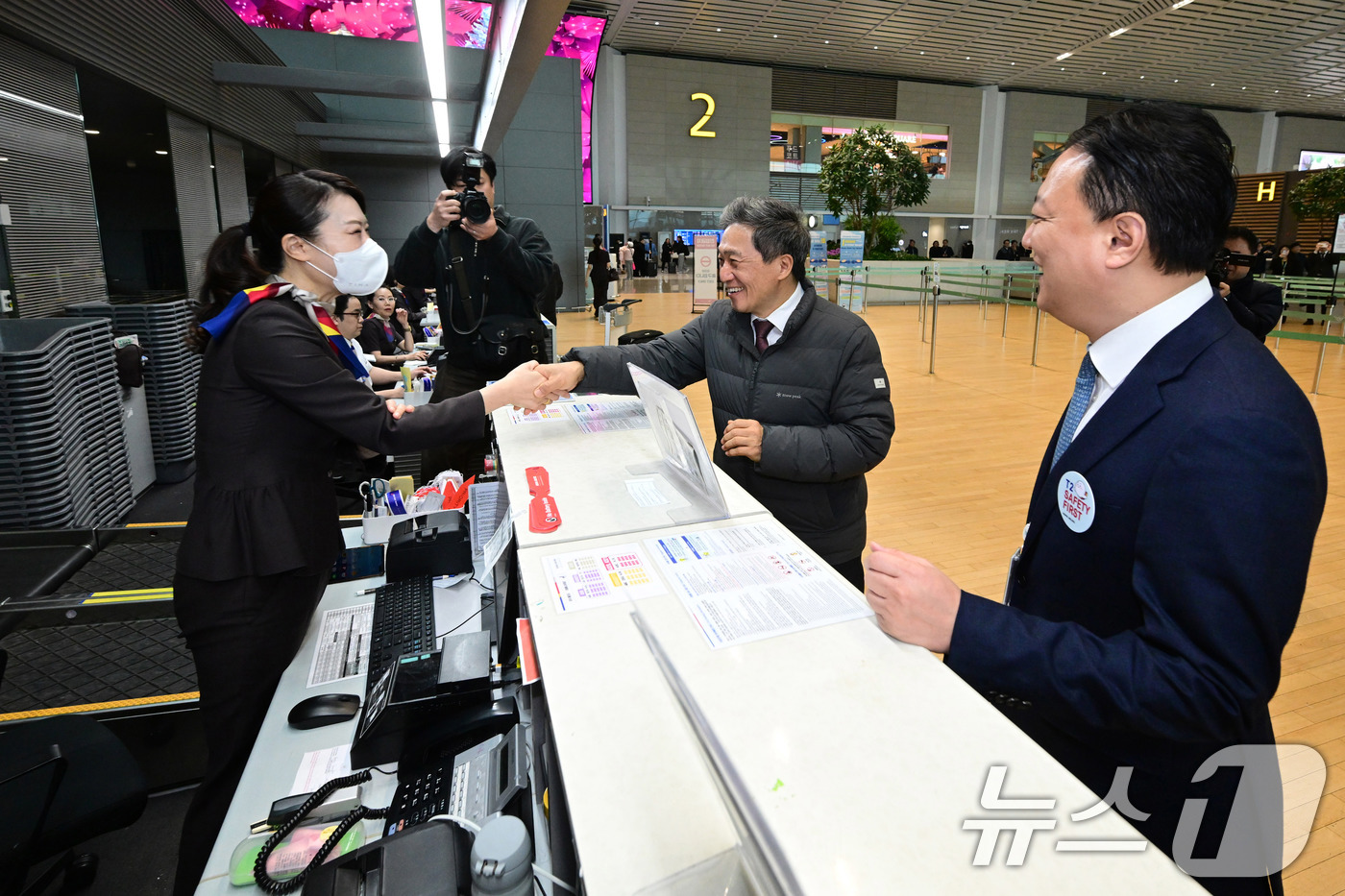 (인천공항=뉴스1) 안은나 기자 = 이학재 인천국제공항공사 사장(가운데)과 김성무 아시아나항공 인천국제공항서비스 지점장(오른쪽)이 14일 오전 인천국제공항 제2터미널에서 새로 이전 …