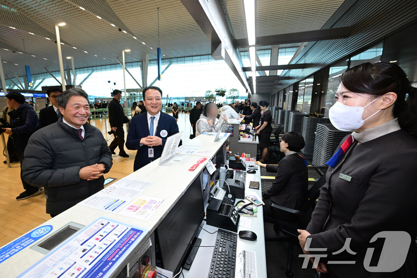 (인천공항=뉴스1) 안은나 기자 = 이학재 인천국제공항공사 사장(왼쪽)과 김성무 아시아나항공 인천국제공항서비스 지점장(왼쪽 두 번째)이 14일 오전 인천국제공항 제2터미널에서 새로 …