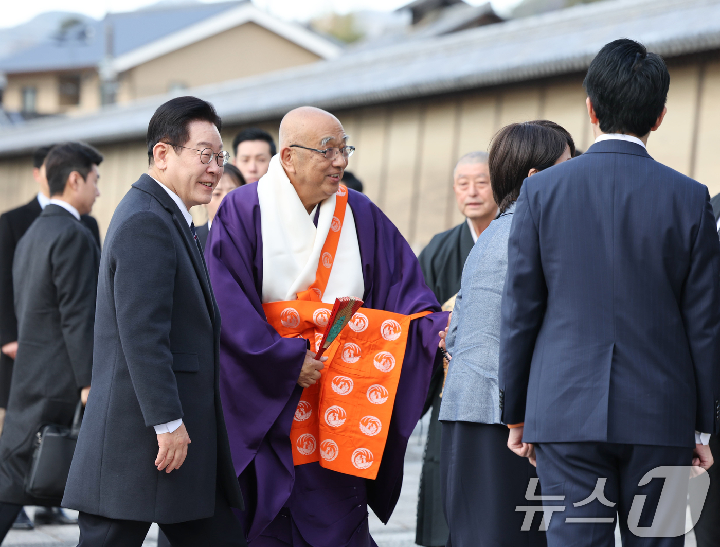 (나라(일본)=뉴스1) 이재명 기자 = 이재명 대통령이 14일 다카이치 사나에 일본 총리와의 친교행사에 참석하기 위해 나라현 호류지(법륭사)에 도착하고 있다. 2026.1.14/뉴 …