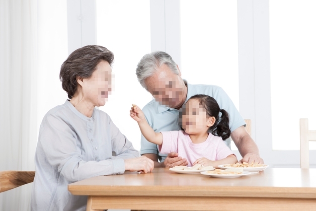"저염이라 괜찮아, 내 로망"…19개월 손주에게 과자 몰래 먹인 친정아빠