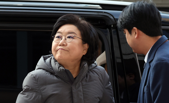 굳은 표정으로 출근하는 이혜훈 후보자