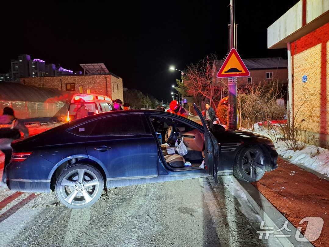 본문 이미지 - 13일 밤 강원 양구 차량 단독사고.(강원도소방본부 제공, 재판매 및 DB 금지) 2026.1.14/뉴스1