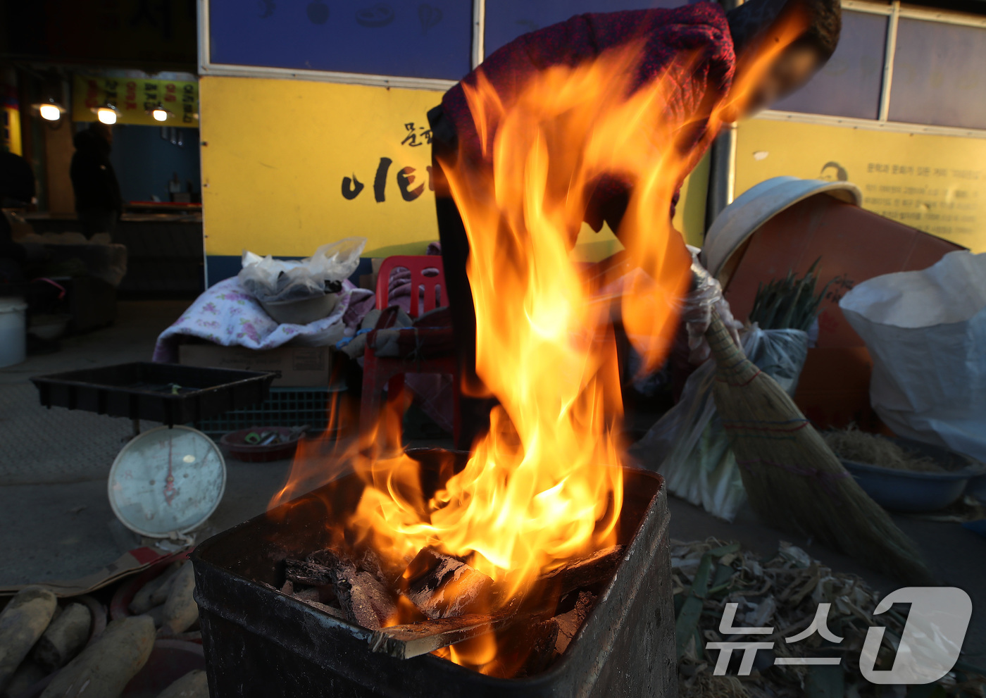 (대구=뉴스1) 공정식 기자 = 매서운 한파가 맹위를 떨친 14일 오전 대구 북구 칠성시장에서 상인이 모닥불을 쬐며 추위에 언 몸을 녹이고 있다. 2026.1.14/뉴스1