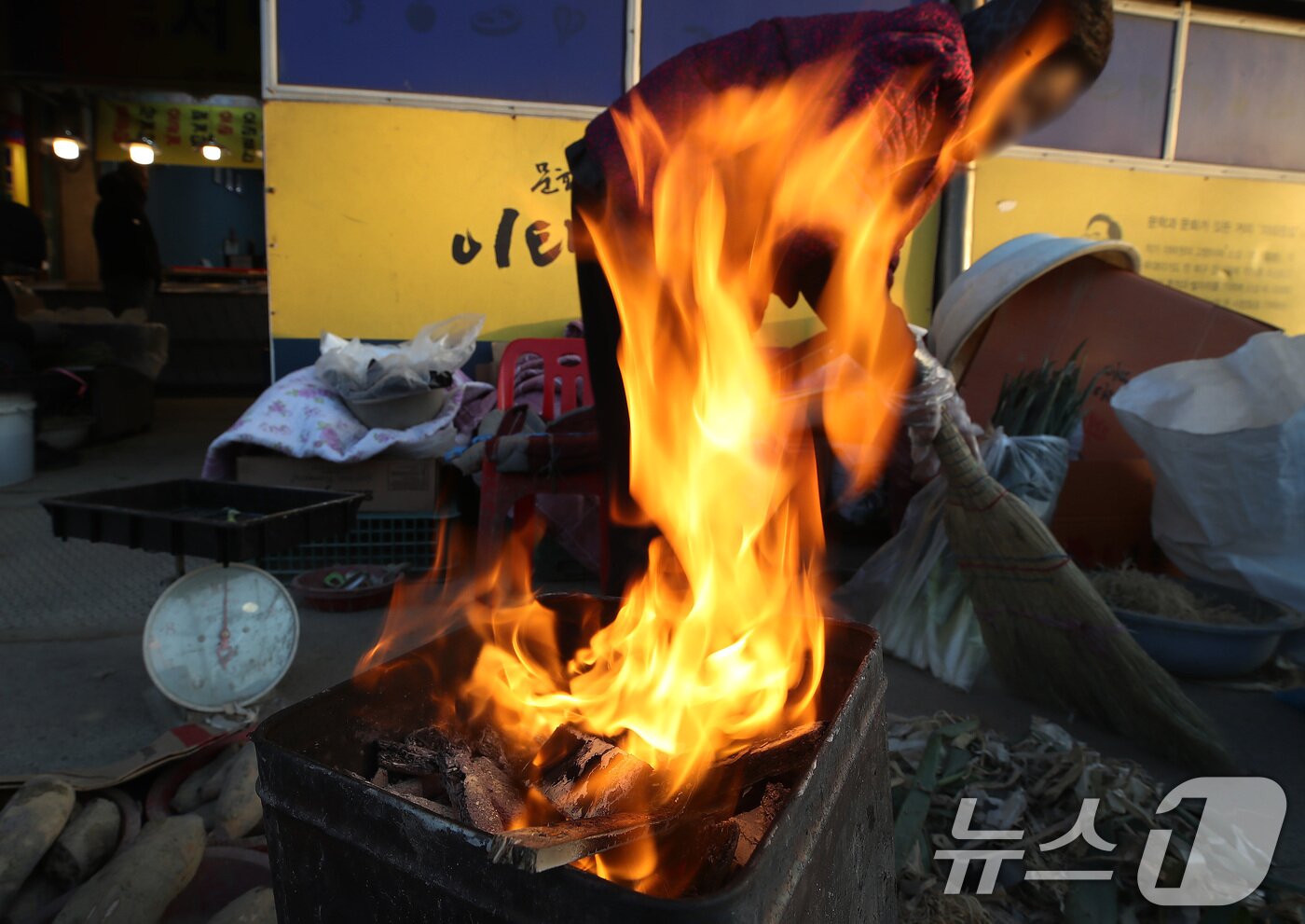 본문 이미지 - 매서운 한파가 맹위를 떨친 14일 오전 대구 북구 칠성시장에서 상인이 모닥불을 쬐며 추위에 언 몸을 녹이고 있다. 2026.1.14/뉴스1 ⓒ News1 공정식 기자