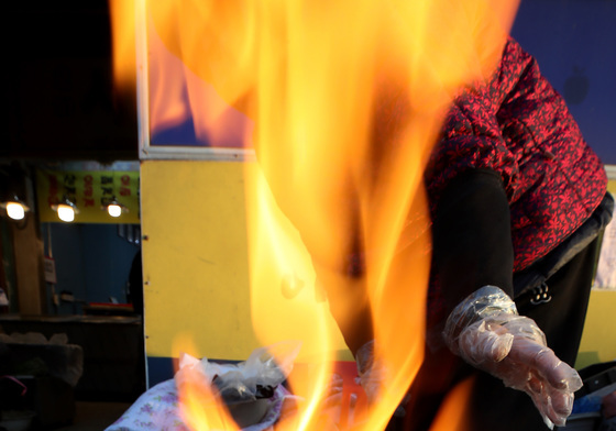 모닥불 쬐는 상인