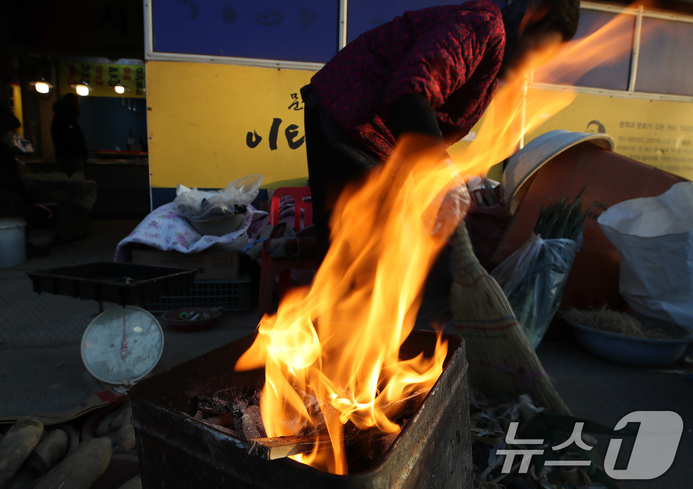 (대구=뉴스1) 공정식 기자 = 매서운 한파가 맹위를 떨친 14일 오전 대구 북구 칠성시장에서 상인이 모닥불을 쬐며 추위에 언 몸을 녹이고 있다. 2026.1.14/뉴스1