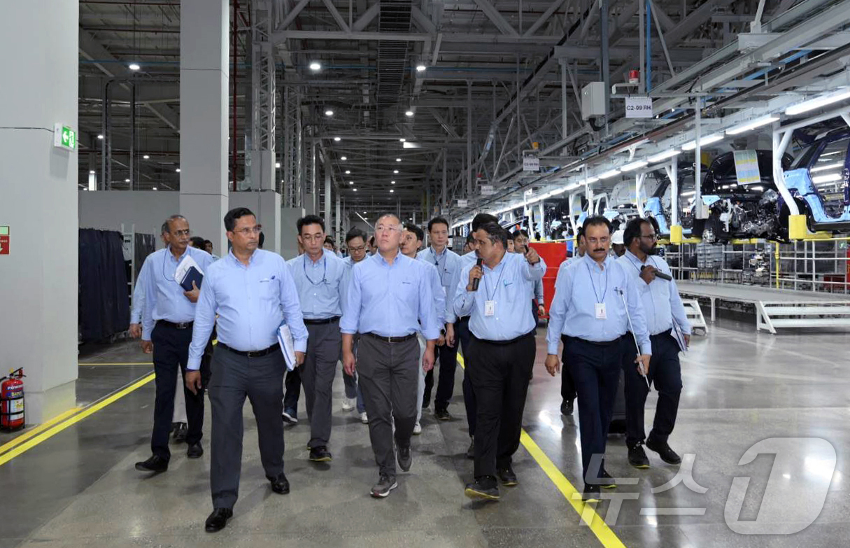 (서울=뉴스1) = 정의선 현대차그룹 회장이 지난 13일(현지시간) 현대차 인도 푸네공장 임직원들과 함께 생산 라인을 점검하고 있다. (현대차·기아 제공. 재판매 및 DB 금지) …