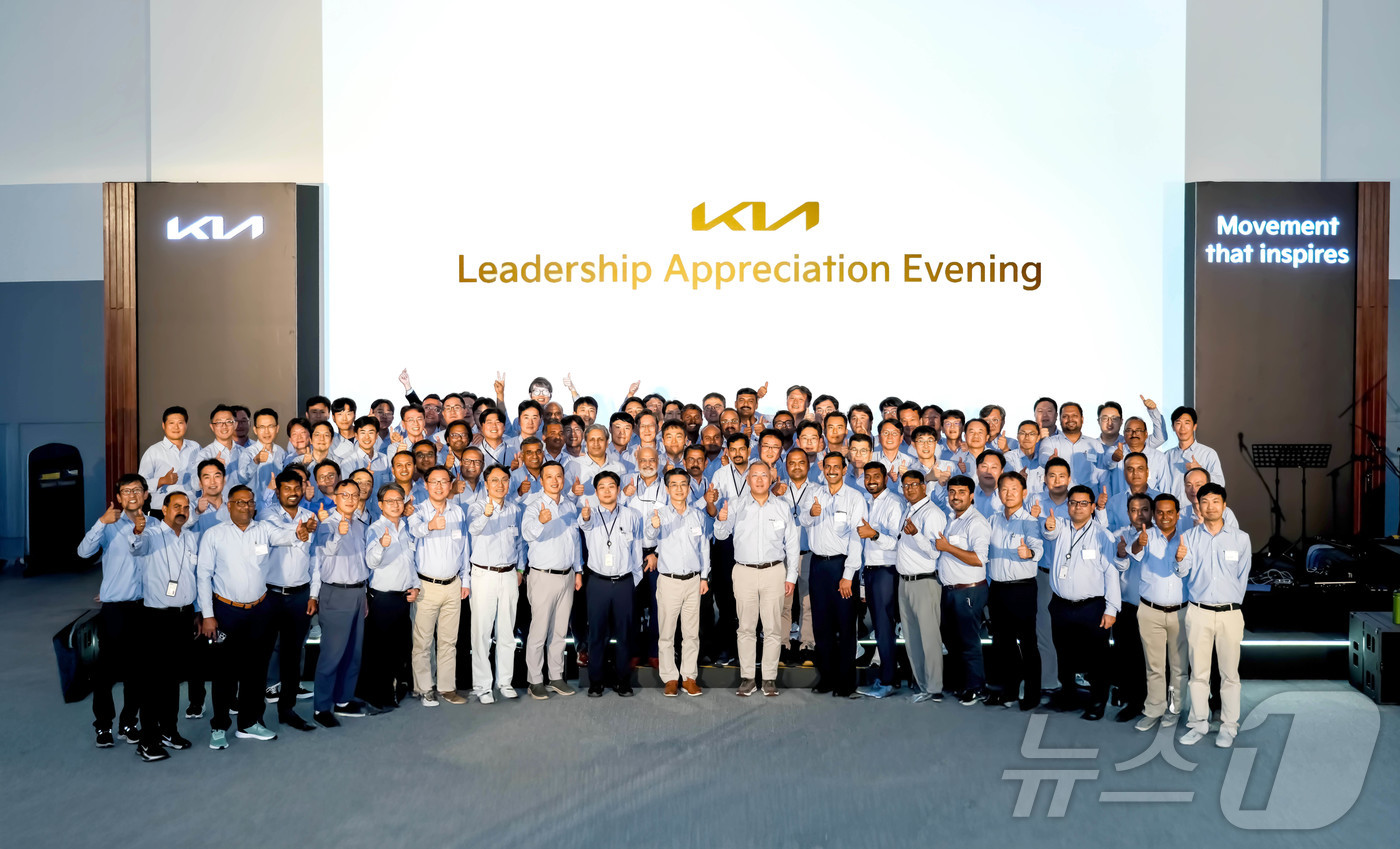 (서울=뉴스1) = 정의선 현대차그룹 회장이 지난 13일(현지시간) 현대차 인도 푸네공장 점검을 마치고 임직원들과 기념 사진을 촬영하고 있다. (현대차·기아 제공. 재판매 및 DB …