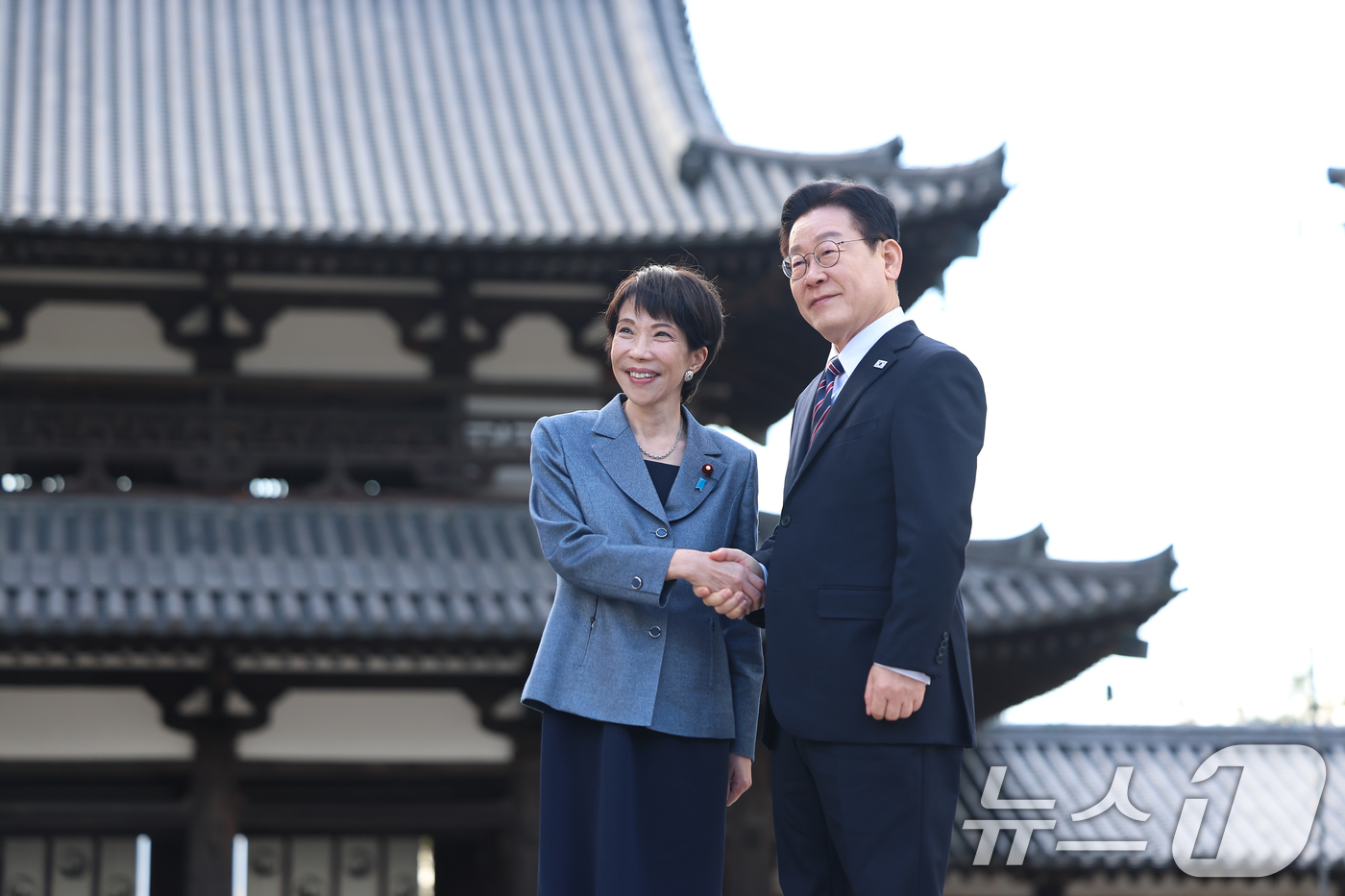 (나라(일본)=뉴스1) 이재명 기자 = 이재명 대통령과 다카이치 사나에 일본 총리가 14일 일본 나라현 호류지를 방문해 기념촬영을 하고 있다. 2026.1.14/뉴스1