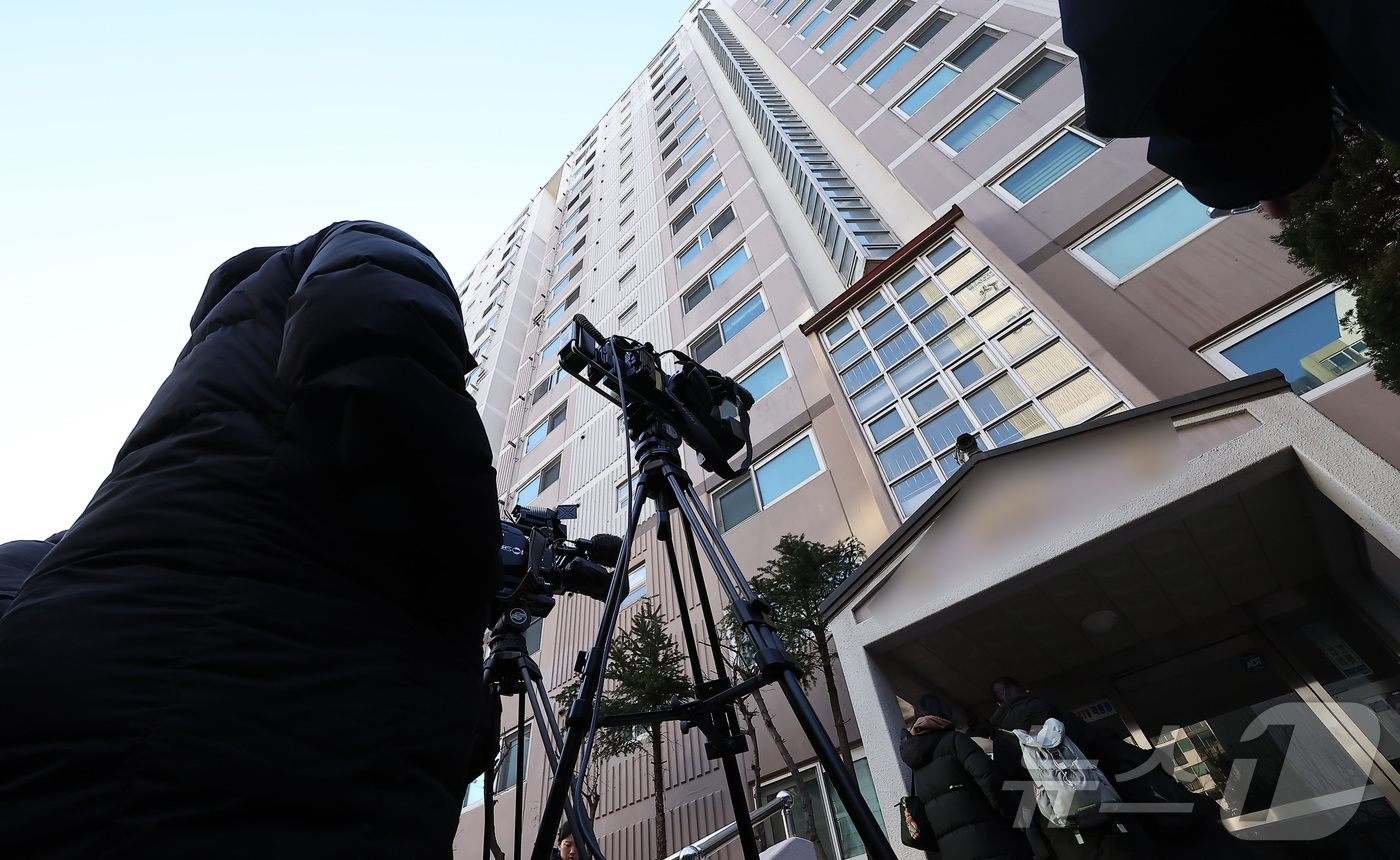 (서울=뉴스1) 김성진 기자 = 경찰이 공천헌금 수수 등 각종 비위 의혹에 휩싸인 김병기 더불어민주당 의원 주거지 등 6개소에 대한 압수수색을 실시한 가운데 14일 서울 동작구 김 …