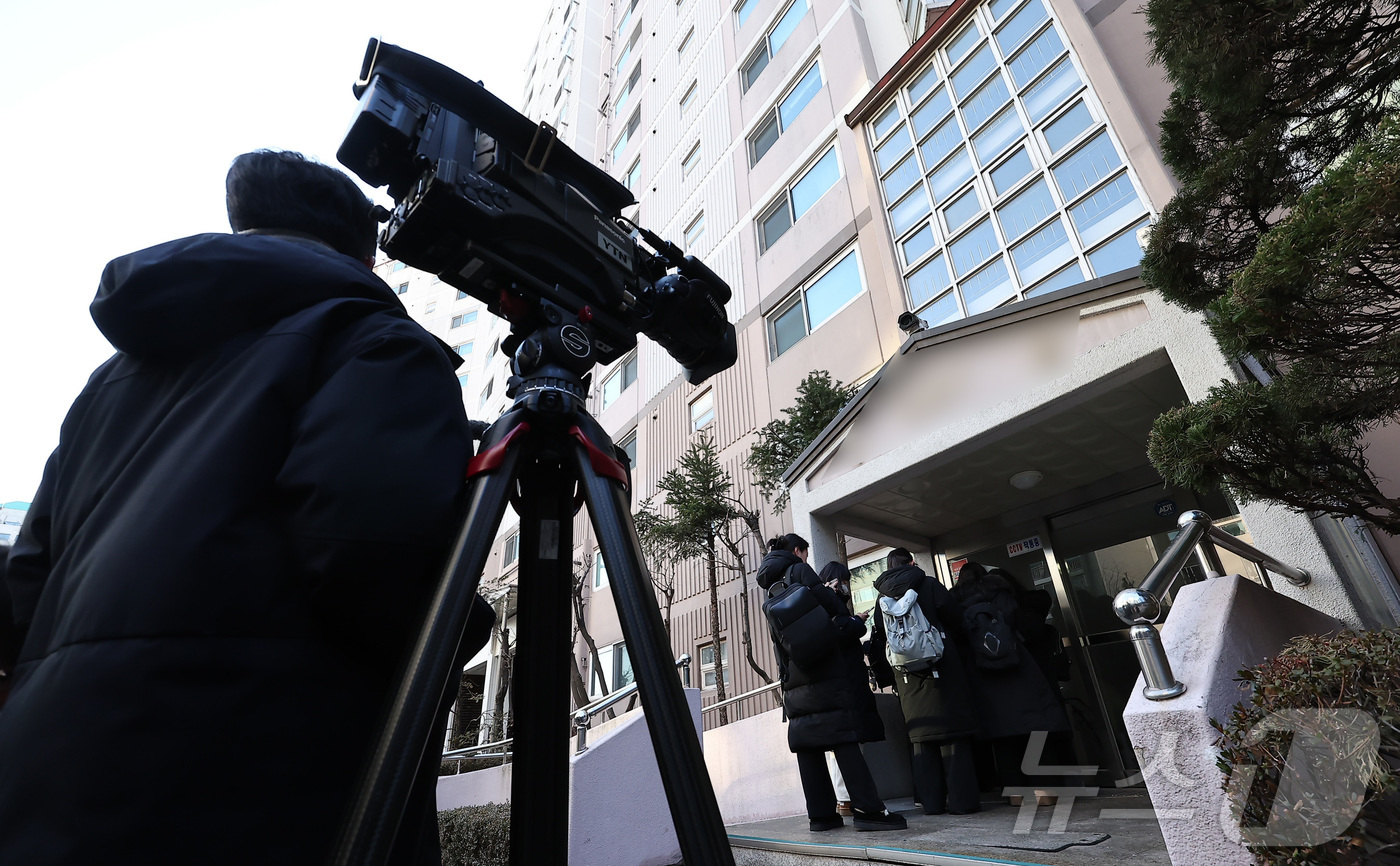 (서울=뉴스1) 김성진 기자 = 경찰이 공천헌금 수수 등 각종 비위 의혹에 휩싸인 김병기 더불어민주당 의원 주거지 등 6개소에 대한 압수수색을 실시한 가운데 14일 서울 동작구 김 …