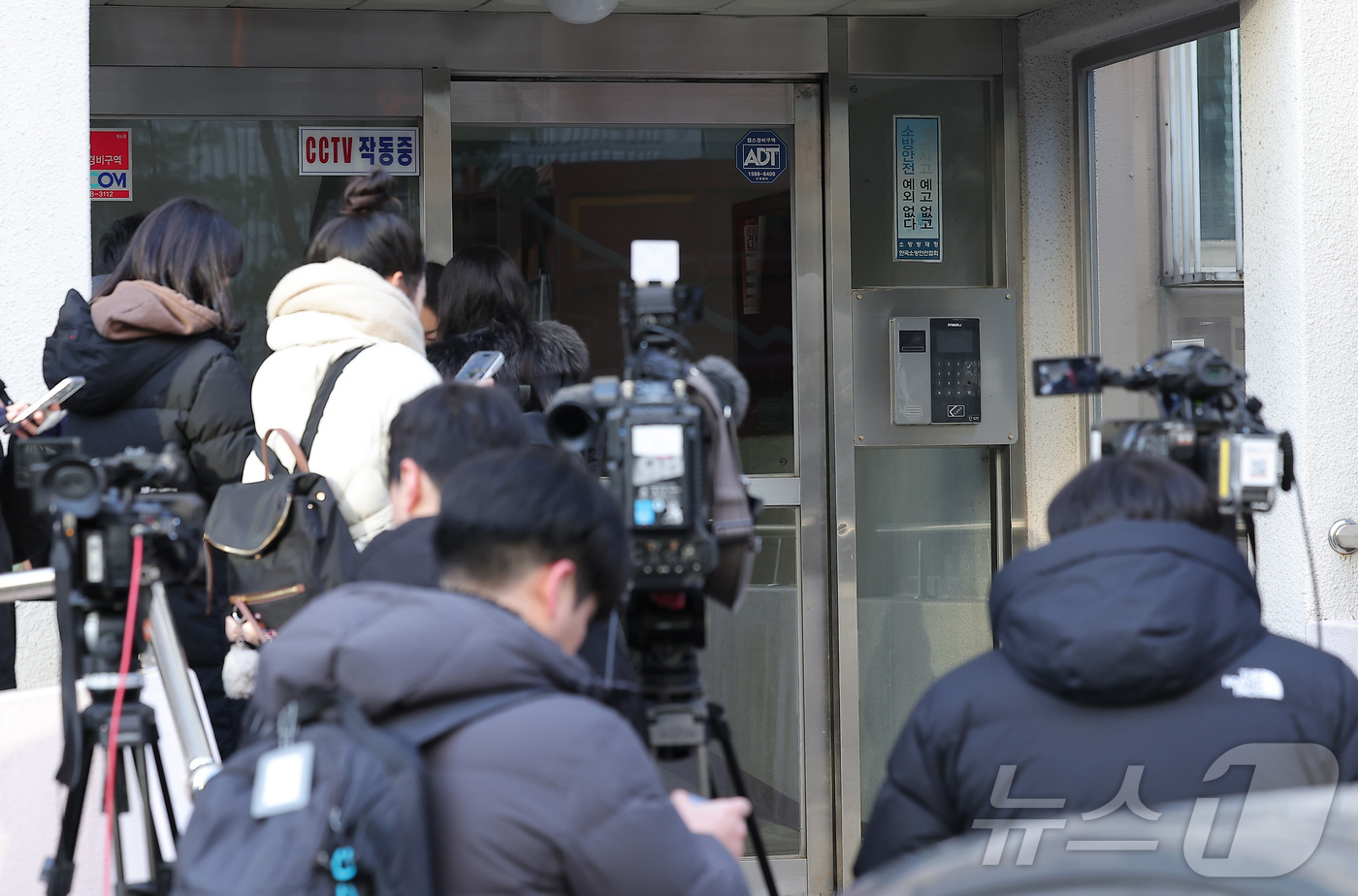 (서울=뉴스1) 김성진 기자 = 경찰이 공천헌금 수수 등 각종 비위 의혹에 휩싸인 김병기 더불어민주당 의원 주거지 등 6개소에 대한 압수수색을 실시한 가운데 14일 서울 동작구 김 …