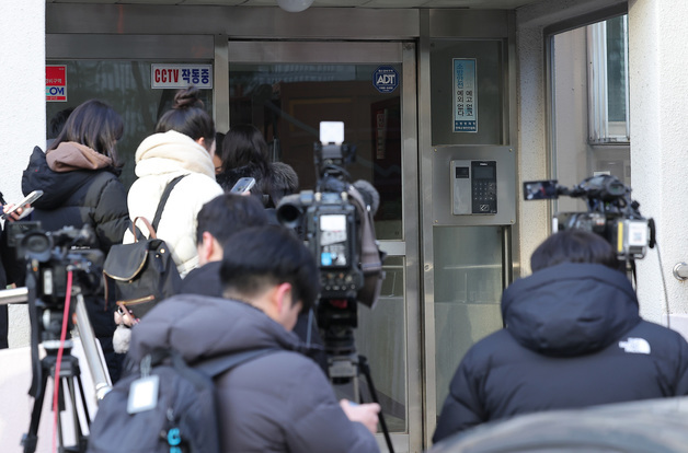 '비위 의혹' 김병기 자택 압수수색 기다리는 취재진