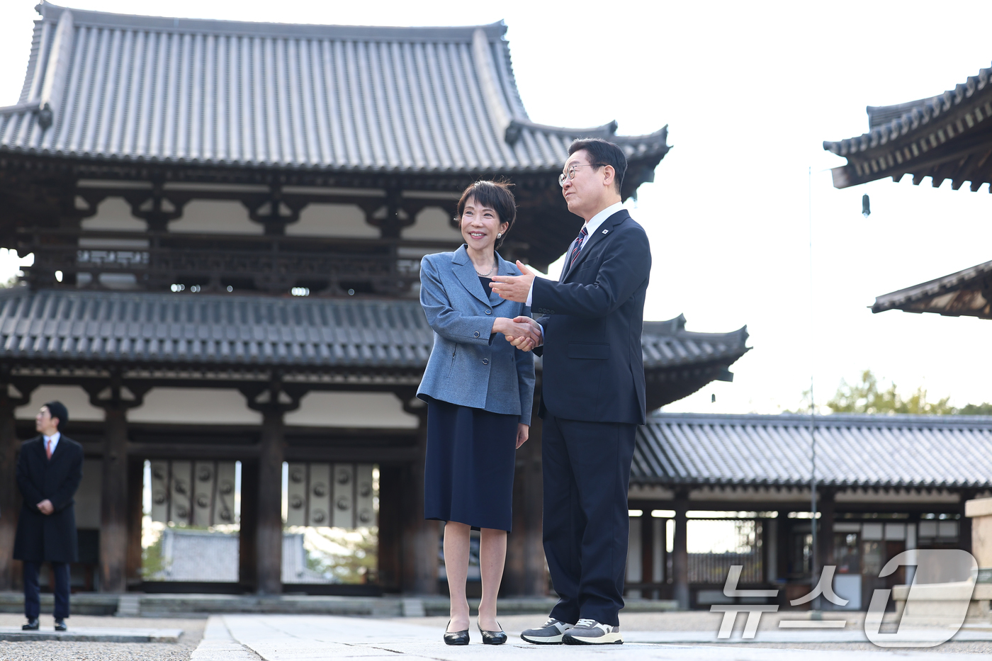 (나라(일본)=뉴스1) 이재명 기자 = 이재명 대통령과 다카이치 사나에 일본 총리가 14일 일본 나라현 호류지를 방문해 기념촬영을 하고 있다. 2026.1.14/뉴스1