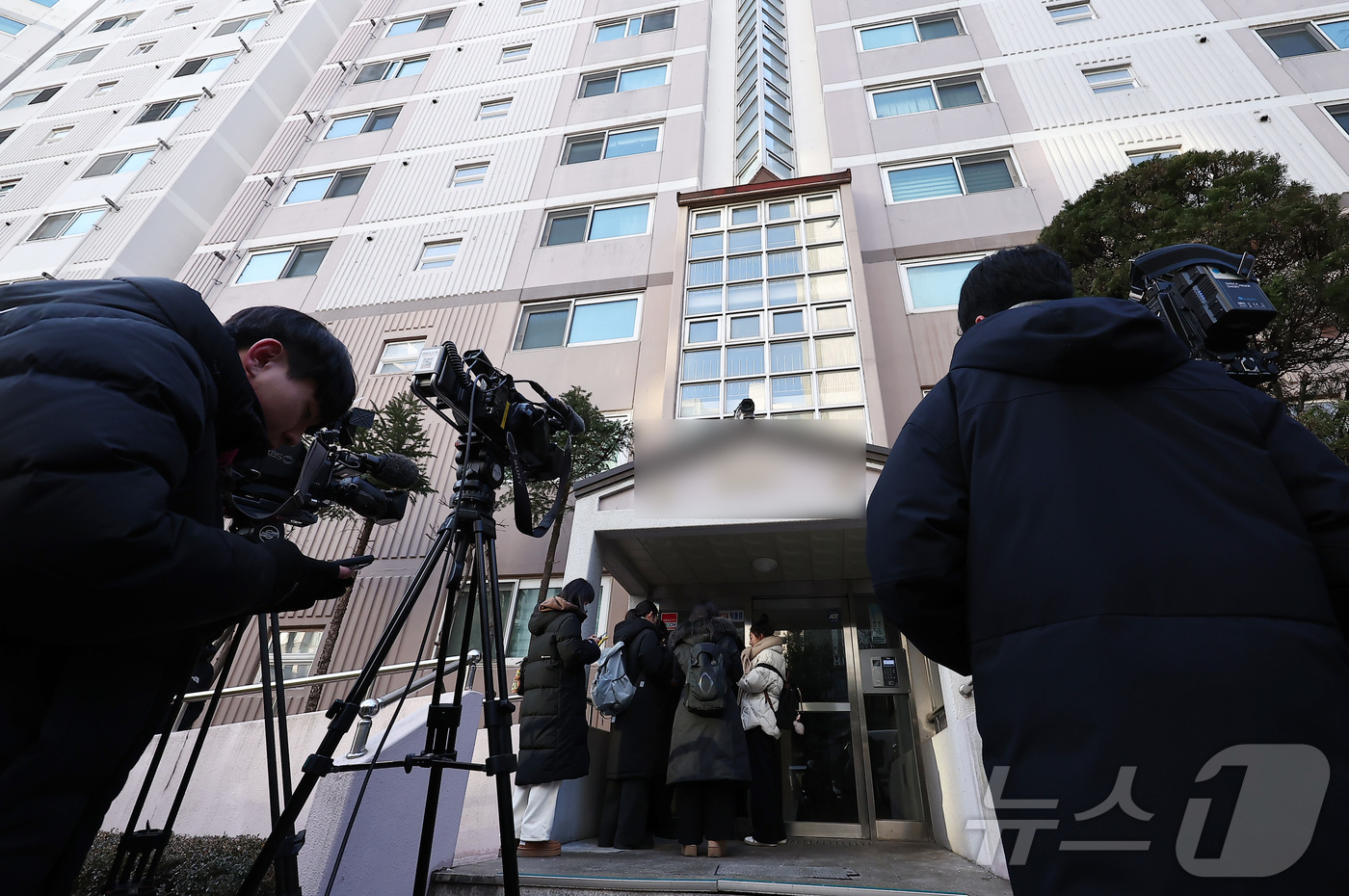 (서울=뉴스1) 김성진 기자 = 경찰이 공천헌금 수수 등 각종 비위 의혹에 휩싸인 김병기 더불어민주당 의원 주거지 등 6개소에 대한 압수수색을 실시한 가운데 14일 서울 동작구 김 …