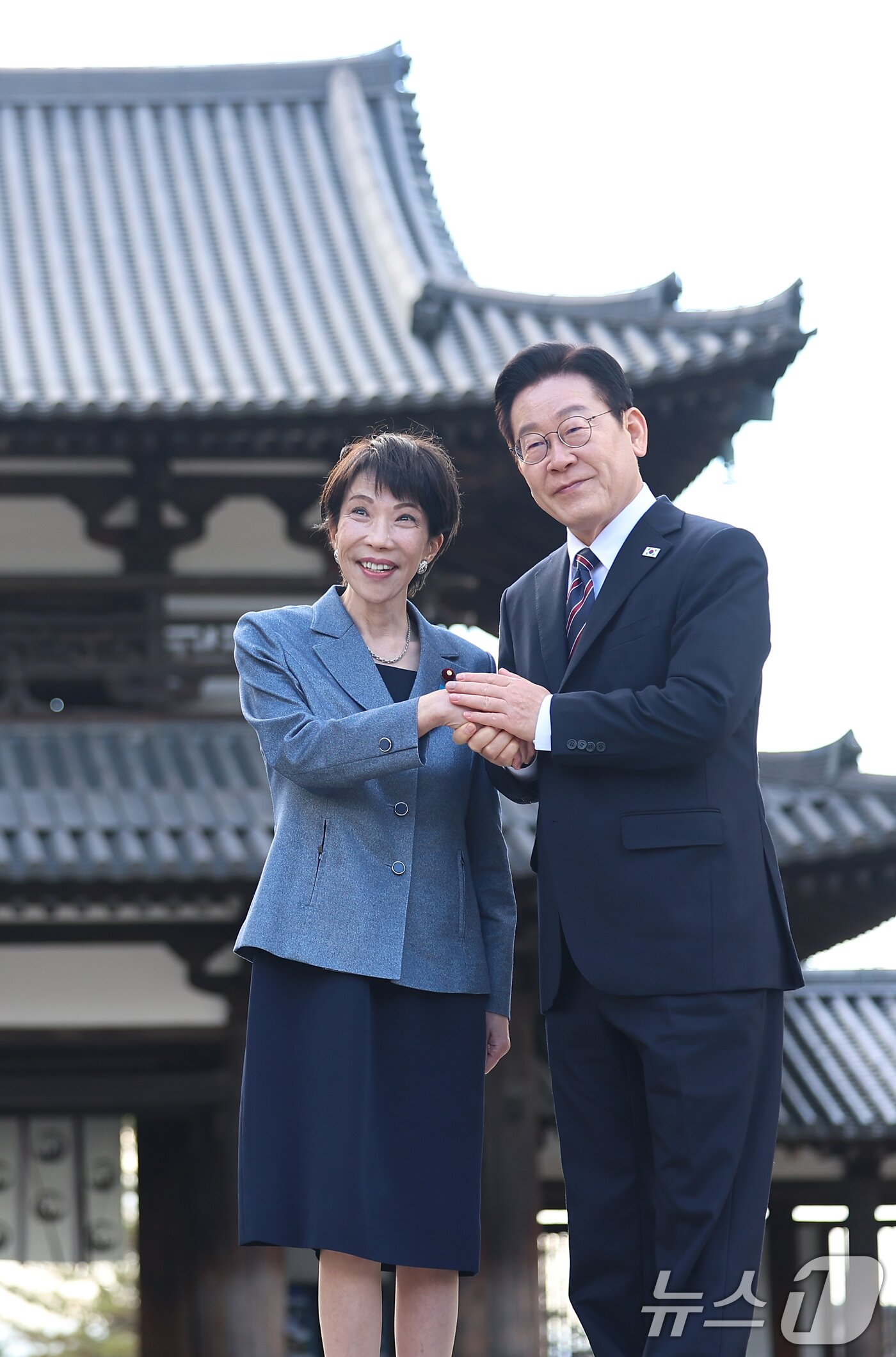 본문 이미지 - 이재명 대통령과 다카이치 사나에 일본 총리가 14일 일본 나라현 호류지를 방문해 기념촬영을 하고 있다. 2026.1.14/뉴스1 ⓒ News1 이재명 기자