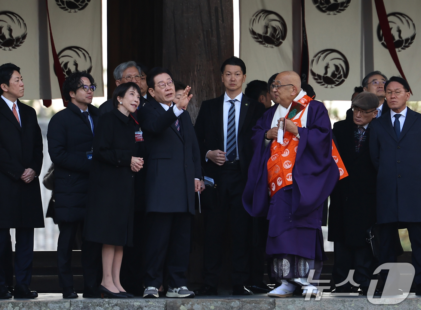 (나라(일본)=뉴스1) 이재명 기자 = 이재명 대통령과 다카이치 사나에 일본 총리가 14일 일본 나라현 호류지를 방문해 후루야 쇼우카쿠 호류지 관장의 설명을 듣고  있다. 2026 …