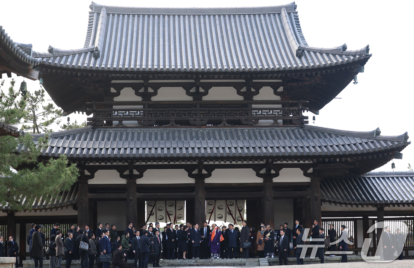 (나라(일본)=뉴스1) 이재명 기자 = 이재명 대통령과 다카이치 사나에 일본 총리가 14일 일본 나라현 호류지를 방문해 후루야 쇼우카쿠 호류지 관장의 설명을 듣고  있다. 2026 …