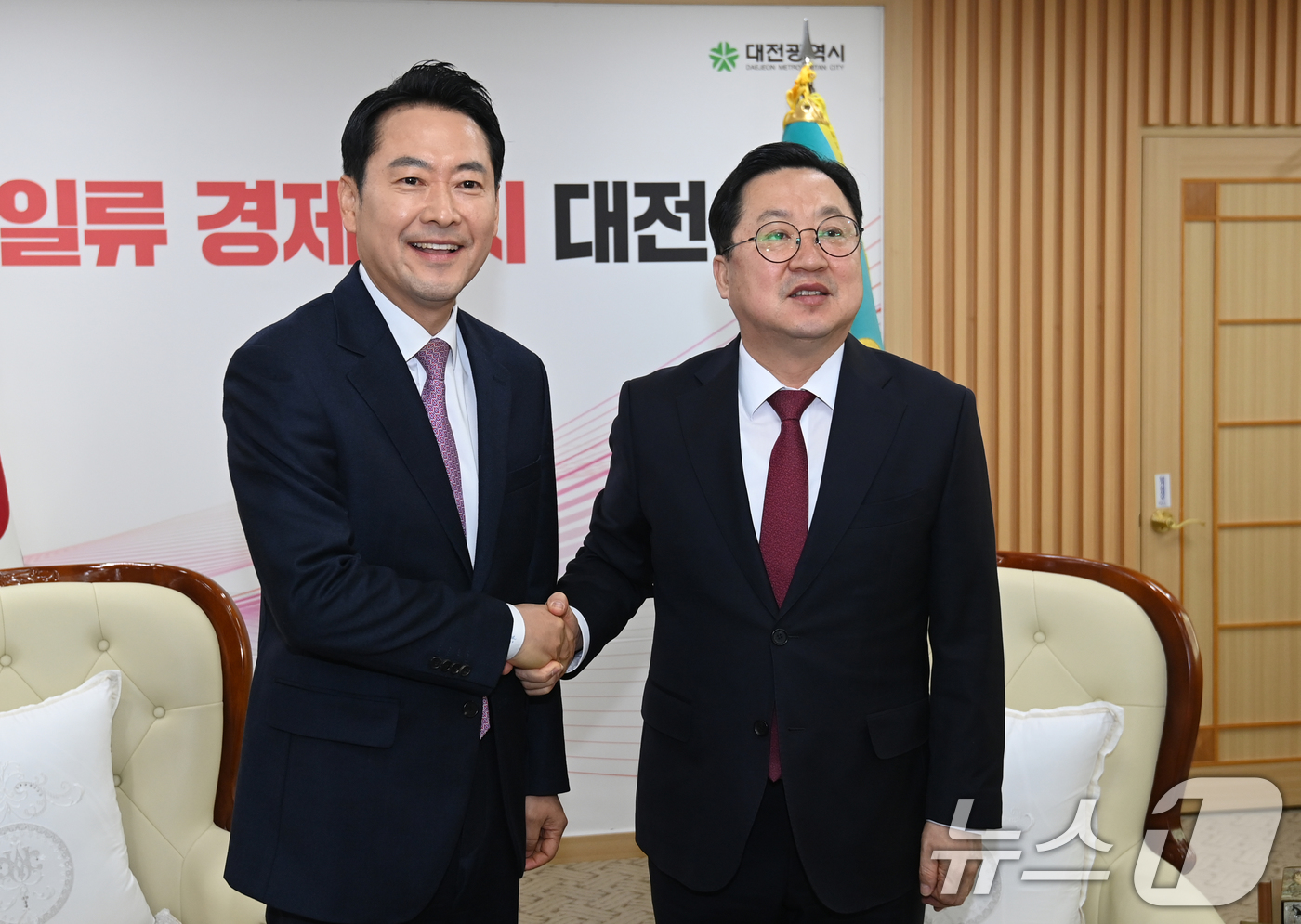 (대전=뉴스1) 김기태 기자 = 장동혁 국민의힘 대표가 14일 오전 대전시청에서 이장우 시장과 대전충남 행정통합 관련 정책협의에 앞서 악수하고 있다. 2026.1.14/뉴스1