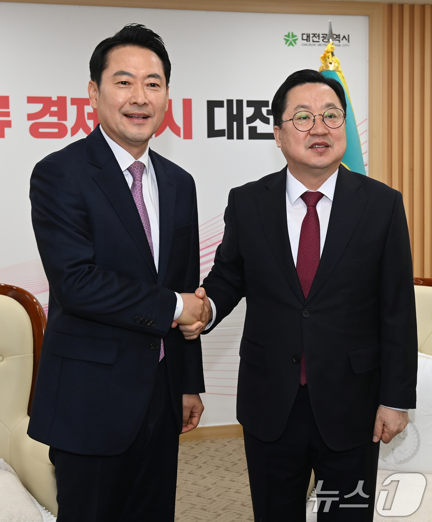 (대전=뉴스1) 김기태 기자 = 장동혁 국민의힘 대표가 14일 오전 대전시청에서 이장우 시장과 대전충남 행정통합 관련 정책협의에 앞서 악수하고 있다. 2026.1.14/뉴스1