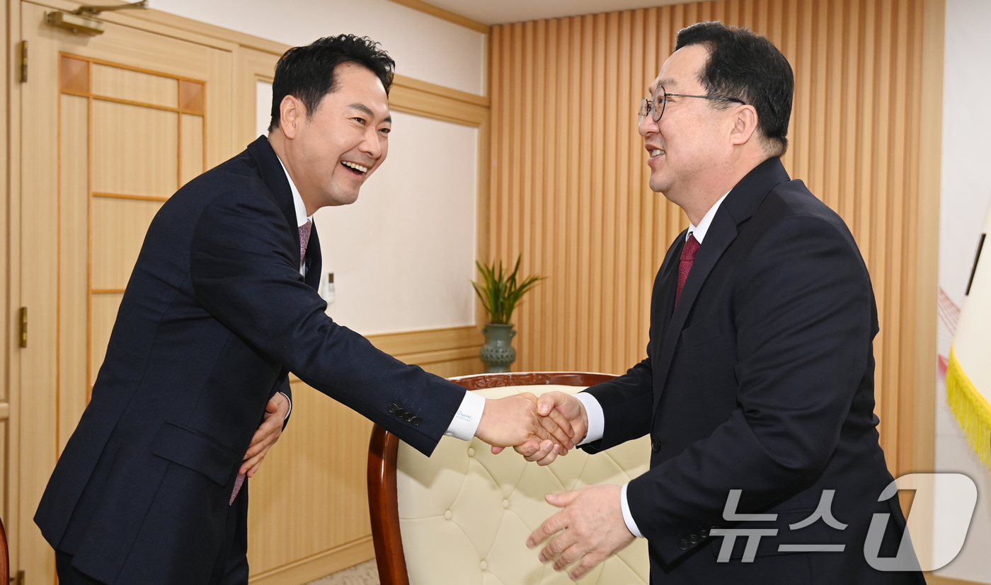 (대전=뉴스1) 김기태 기자 = 장동혁 국민의힘 대표가 14일 오전 대전시청에서 이장우 시장과 대전충남 행정통합 관련 정책협의에 앞서 악수하고 있다. 2026.1.14/뉴스1