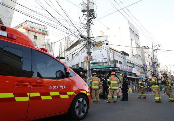 거미줄처럼 엉킨 전선 '화재 주의'