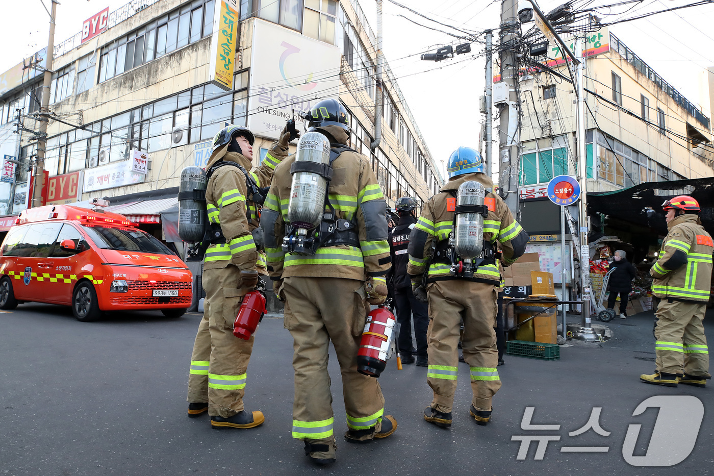 (대구=뉴스1) 공정식 기자 = 매서운 한파가 맹위를 떨친 14일 오전 대구 북구 칠성시장에서 전봇대 주변에 불꽃이 튄다는 신고를 접수한 소방관들이 현장에 출동해 점검하고 있다.대 …