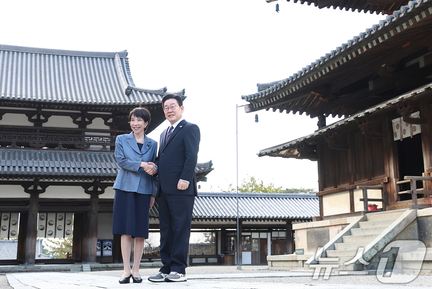 (나라(일본)=뉴스1) 이재명 기자 = 이재명 대통령과 다카이치 사나에 일본 총리가 14일 일본 나라현 호류지를 방문해 기념촬영을 하고 있다. 2026.1.14/뉴스1