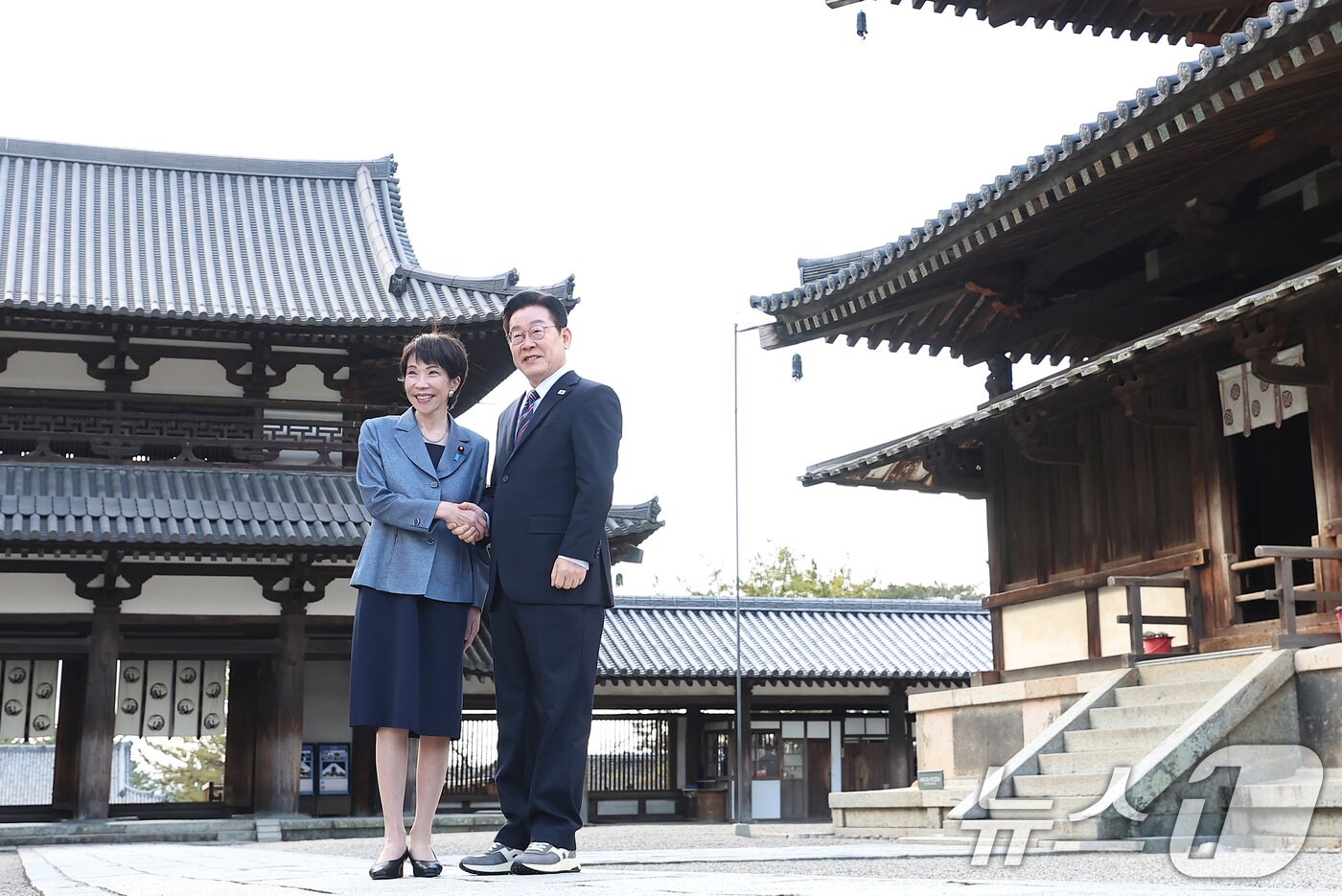 본문 이미지 - 이재명 대통령과 다카이치 사나에 일본 총리가 14일 일본 나라현 호류지를 방문해 기념촬영을 하고 있다. 2026.1.14/뉴스1 ⓒ News1 이재명 기자