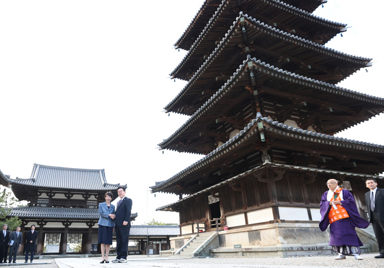 호류지에서 손 맞잡은 한일 정상