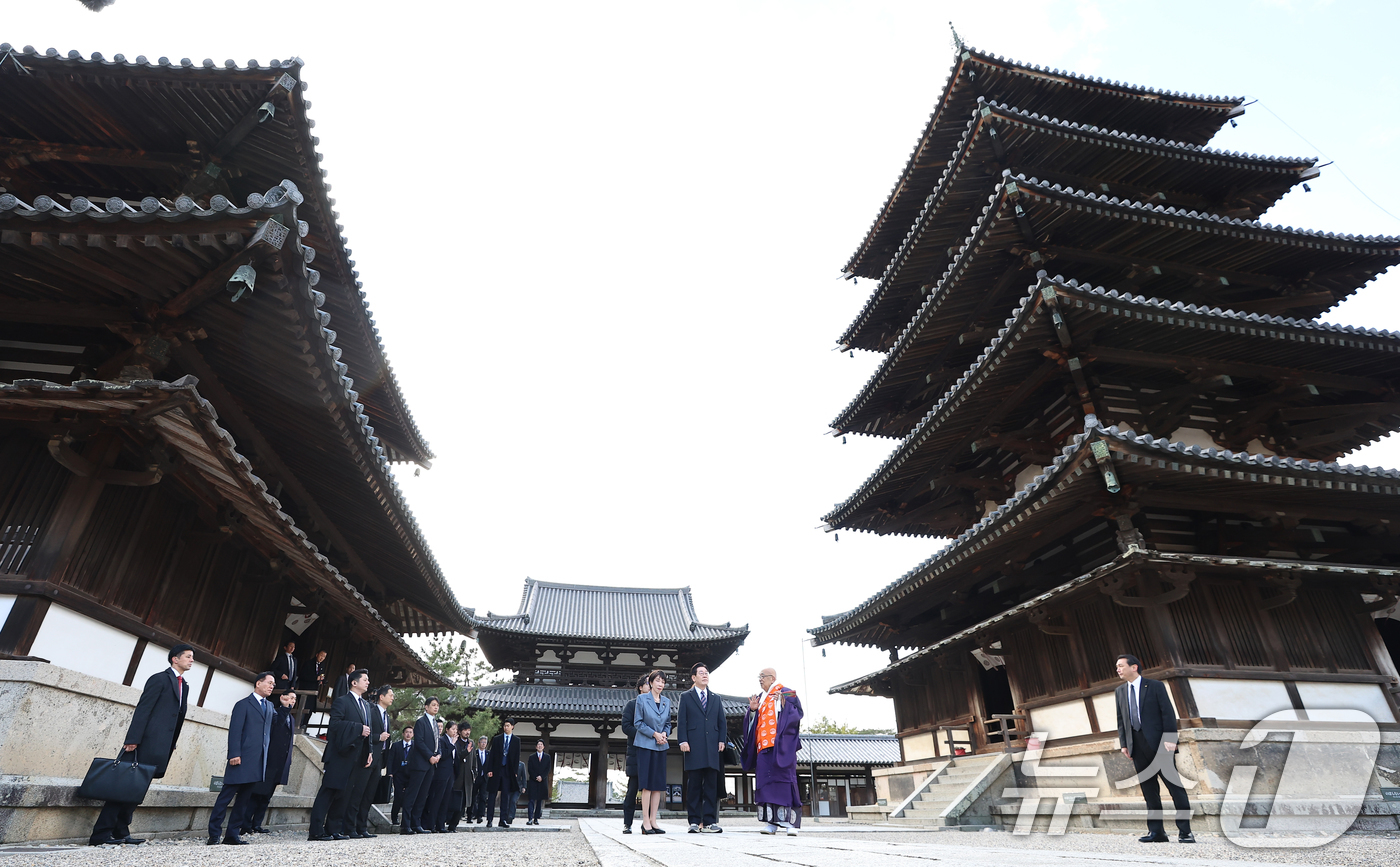 (나라(일본)=뉴스1) 이재명 기자 = 이재명 대통령과 다카이치 사나에 일본 총리가 14일 일본 나라현 호류지를 방문해 후루야 쇼우카쿠 호류지 관장의 설명을 듣고 있다. 2026. …