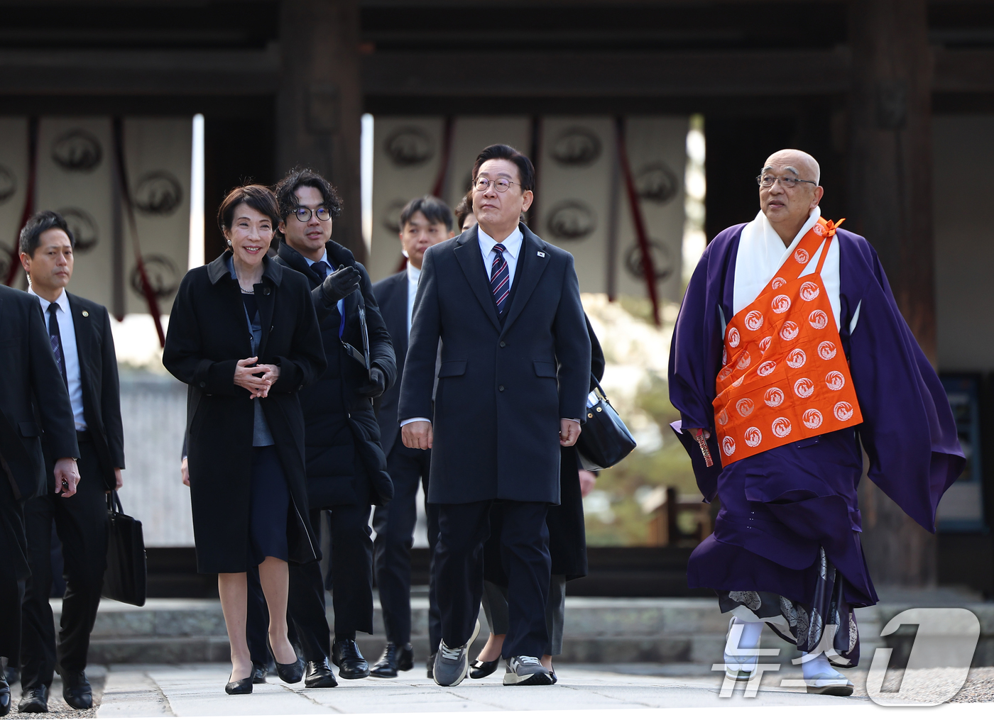 (나라(일본)=뉴스1) 이재명 기자 = 이재명 대통령과 다카이치 사나에 일본 총리가 14일 일본 나라현 호류지를 방문해 후루야 쇼우카쿠 호류지 관장의 설명을 듣고 있다. 2026. …