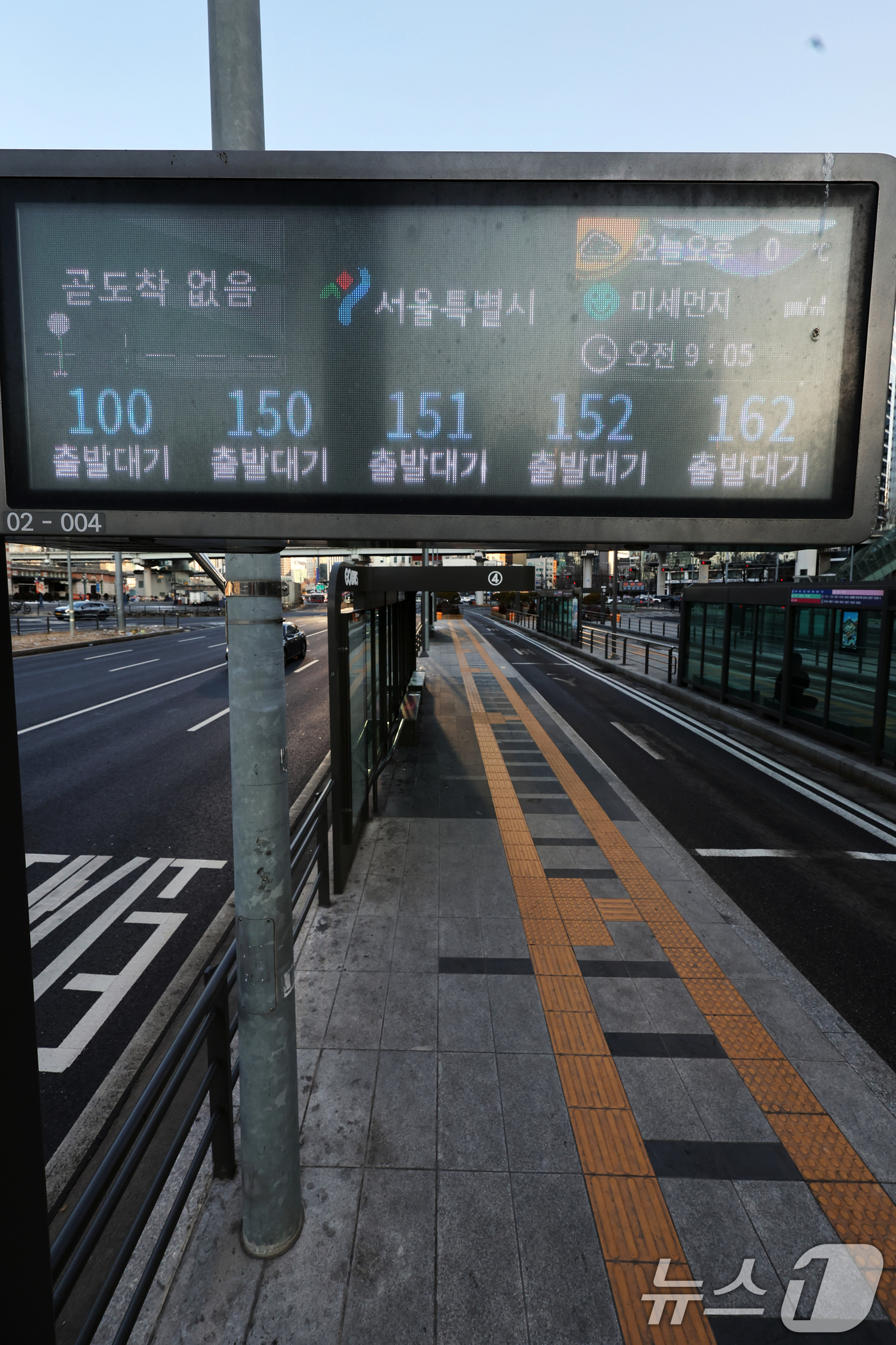 (서울=뉴스1) 황기선 기자 = 서울 시내버스 총파업 이틀차인 14일 오전 서울역 버스환승센터 전광판에 시내버스 차고지 대기를 알리고 있다.  2026.1.14/뉴스1