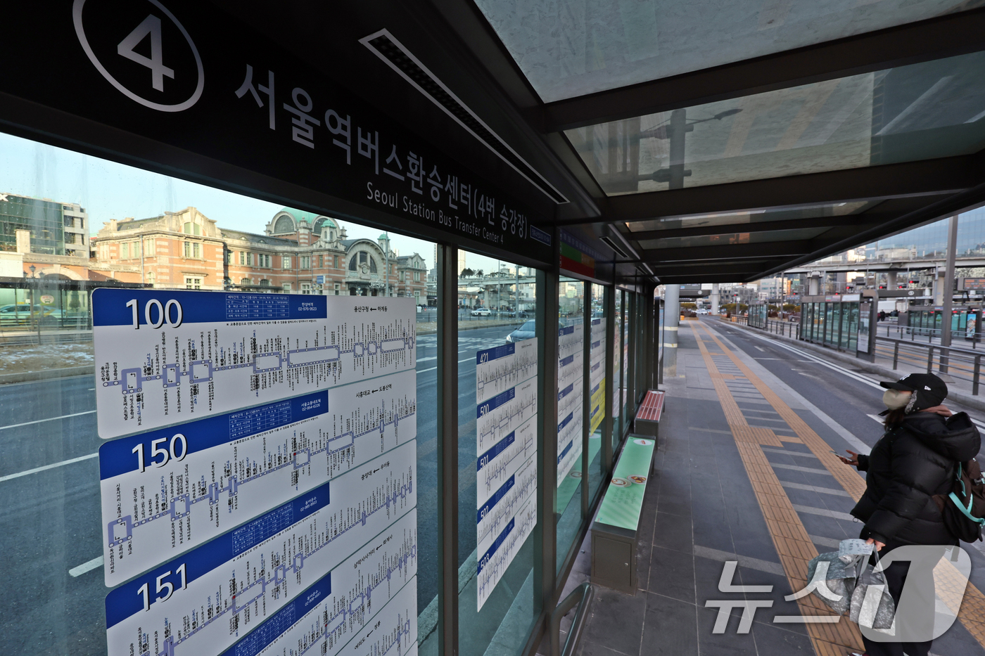 (서울=뉴스1) 황기선 기자 = 서울 시내버스 총파업 이틀차인 14일 오전 서울역 버스환승센터에서 시민이 버스 노선도를 바라보고 있다.  2026.1.14/뉴스1