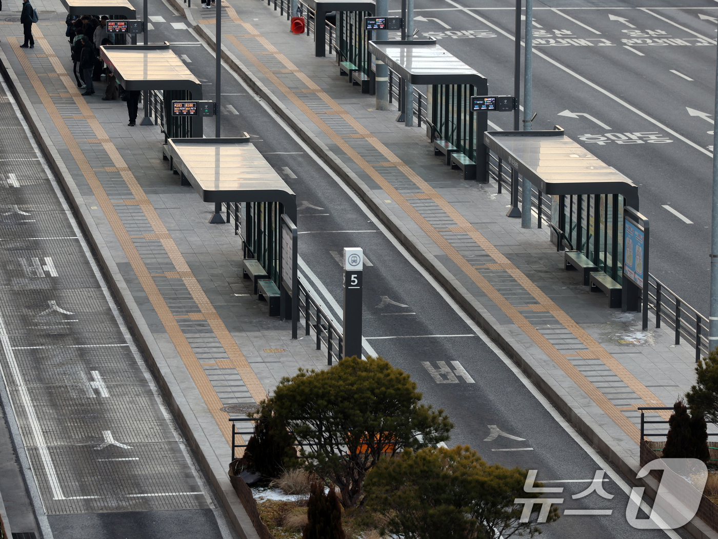 (서울=뉴스1) 황기선 기자 = 서울 시내버스 총파업 이틀차인 14일 오전 서울역 버스환승센터 중앙버스전용차로가 한산하다.  2026.1.14/뉴스1