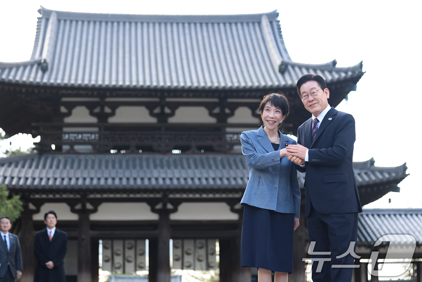 (나라(일본)=뉴스1) 이재명 기자 = 이재명 대통령과 다카이치 사나에 일본 총리가 14일 일본 나라현 호류지를 방문해 기념촬영을 하고 있다. 2026.1.14/뉴스1