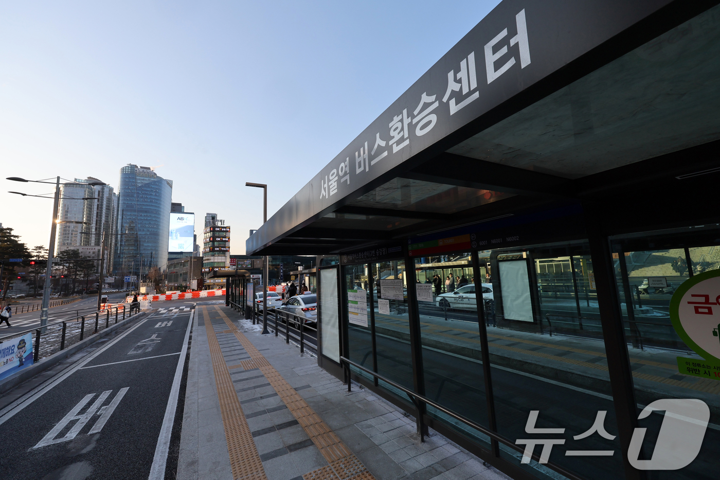 (서울=뉴스1) 황기선 기자 = 서울 시내버스 총파업 이틀차인 14일 오전 서울역 버스환승센터 중앙버스전용차로가 한산하다.  2026.1.14/뉴스1