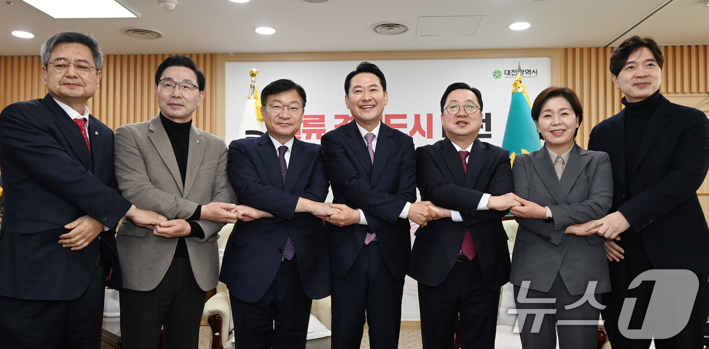 (대전=뉴스1) 김기태 기자 = 장동혁 국민의힘 대표가 14일 오전 대전시청에서 이장우 시장과 대전충남 행정통합 관련 정책협의를 마치고 포즈를 취하고 있다.  2026.1.14/뉴 …