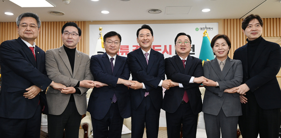 손 맞잡은 대전시-국민의힘